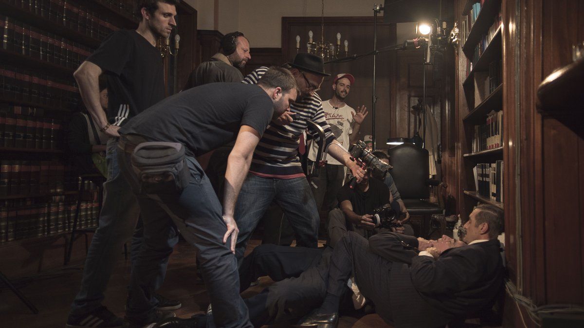 La serie fusiona ficción y el género documental, donde se aprecia una convivencia casi perfecta entre lo ficcional y lo real.