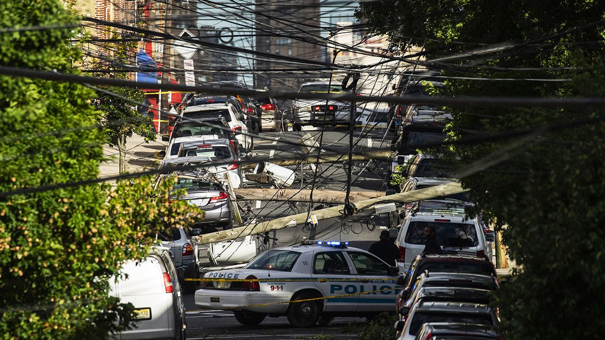 Al menos cinco personas perdieron la vida en hechos relacionados con la tormenta tropical Isaías durante su paso por Estados Unidos.