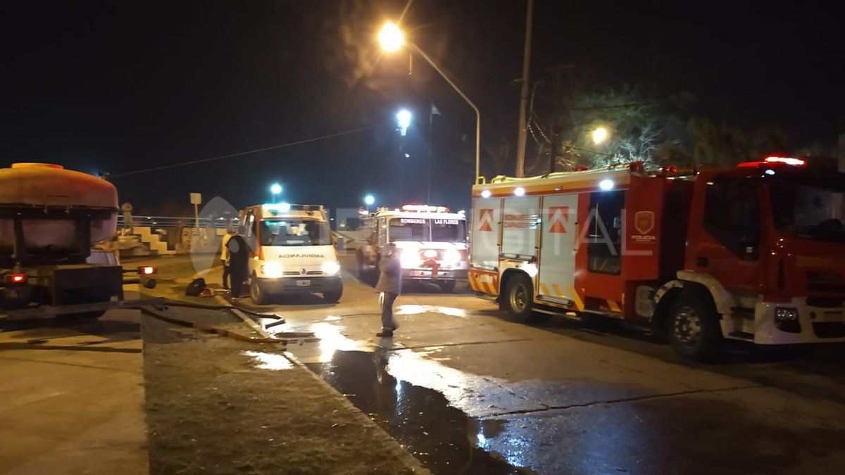 Bomberos intentan contener las llamas en una vivienda de la zona de la Costanera de Santo Tomé.