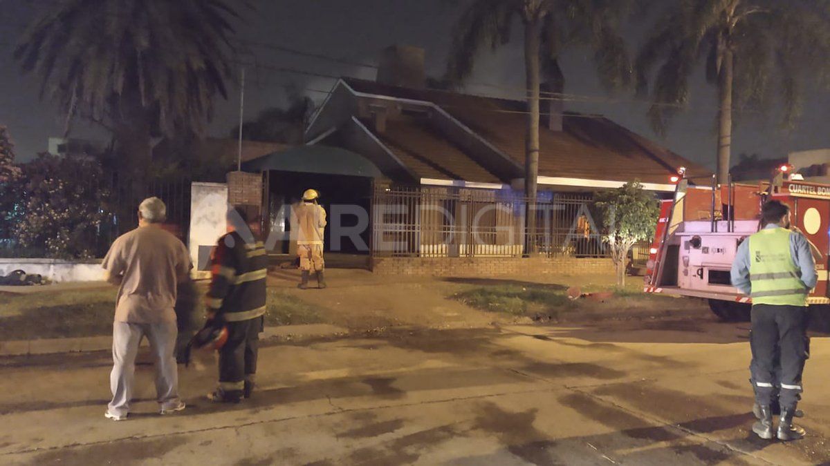 Operativos para contener el fuego en una vivienda de Santo Tomé.