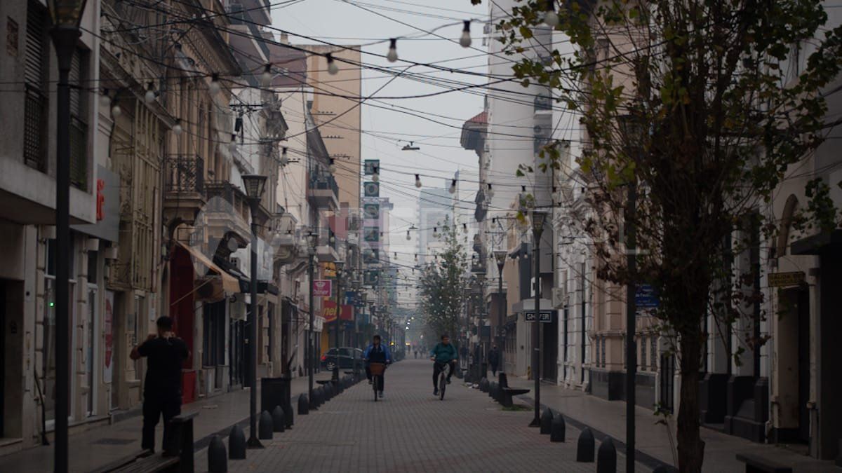 La peatonal santafesina bajo el humo que provocan las quemas de pastizales en la región.