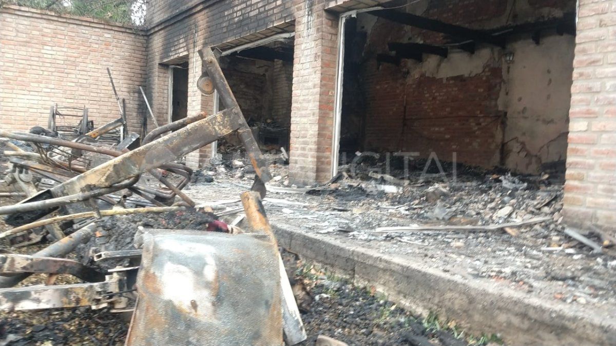 El día después del incendio en la vivienda de Santo Tomé.