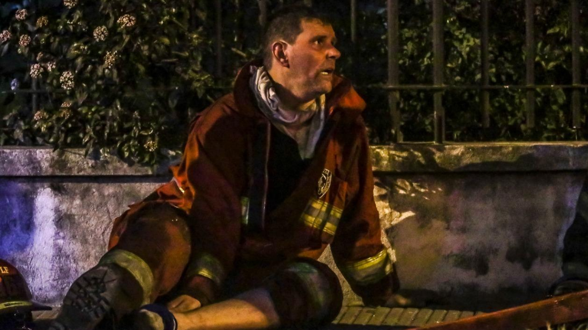 Alberto Constantini descansa del incendio.