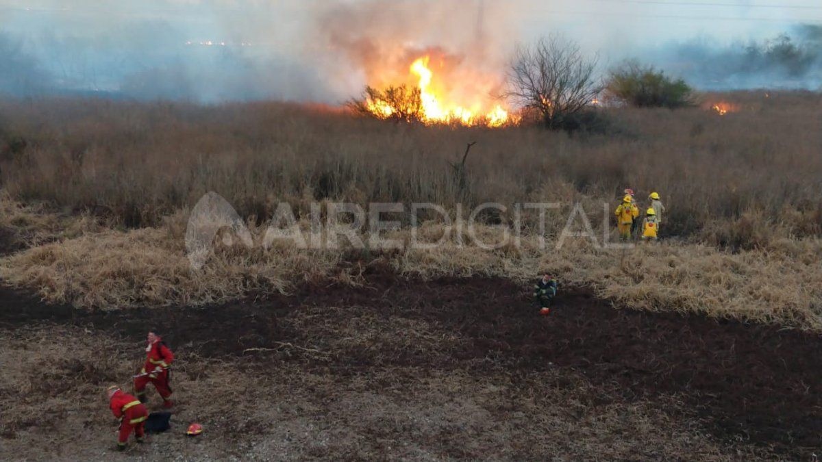 En la esquina izquierda de la foto, Alberto trabaja junto a su compañero de bomberos voluntarios de Las Flores. En el centro, sentado y vestido de negro, Sebastián. Ambos, combatieron juntos el fuego en los pastizales y luego en la casa.