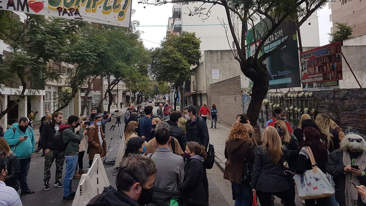 Con distanciamiento social y barbijos, familiares y amigos de las víctimas hicieron un minuto de silencio en Salta 2141.