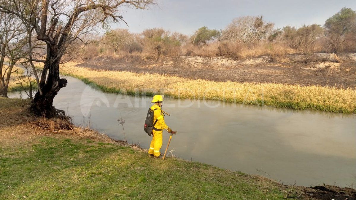 Los bomberos continúan alerta en San José del Rincón, aunque el intendente dijo que la situación está controlada.