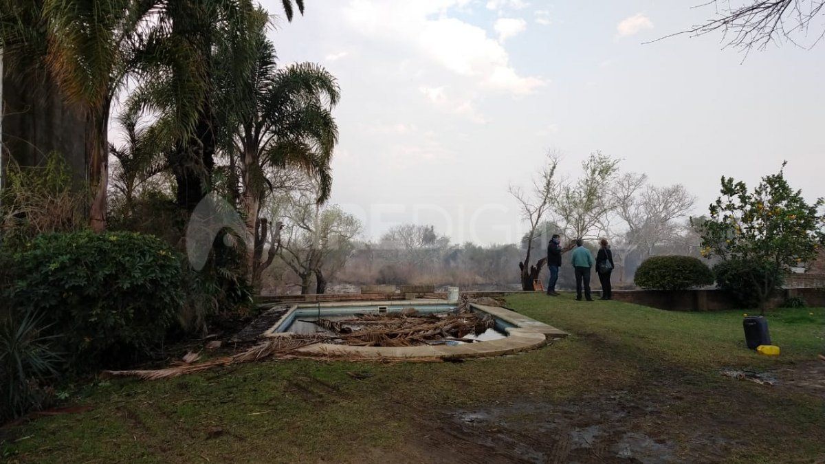 Así quedó el patio de la vivienda donde anoche se desató el fuego de importante magnitud.