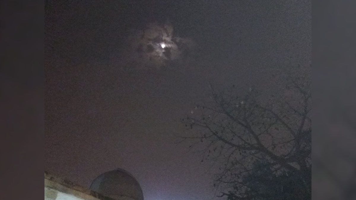 La Luna se vio rojiza este miércoles a la noche en Santa Fe.