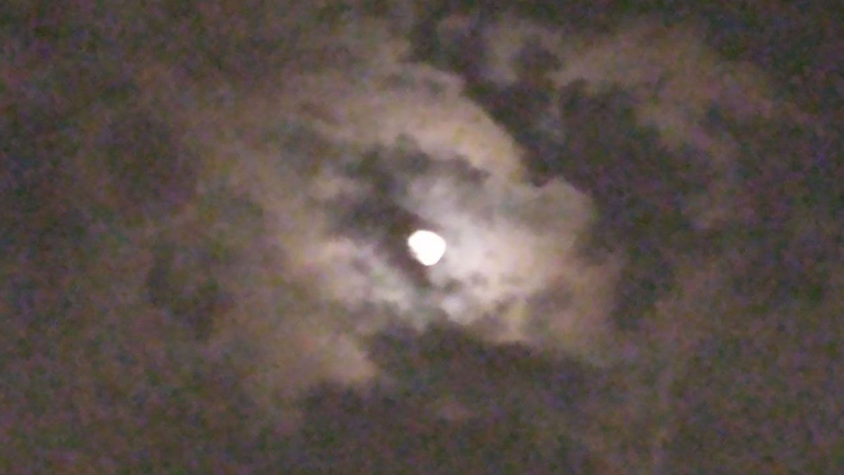 La quema de pastizales opacó la Luna este miércoles y se vio rojiza.