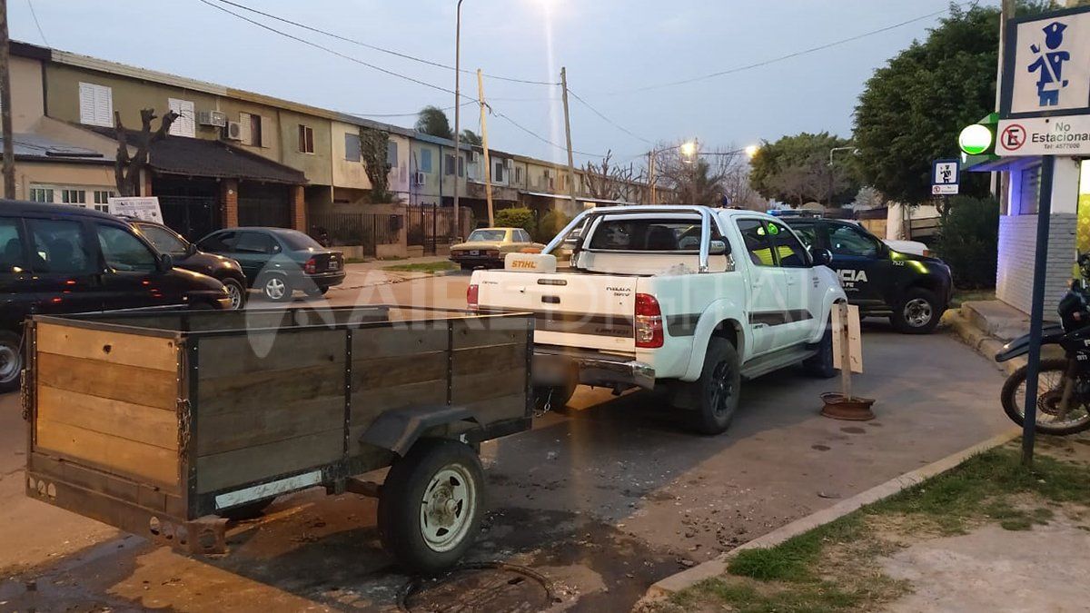 El vehículo en el que circulaban los hombres imputados por provocar incendios en la colectora de acceso a barrio El Pozo.