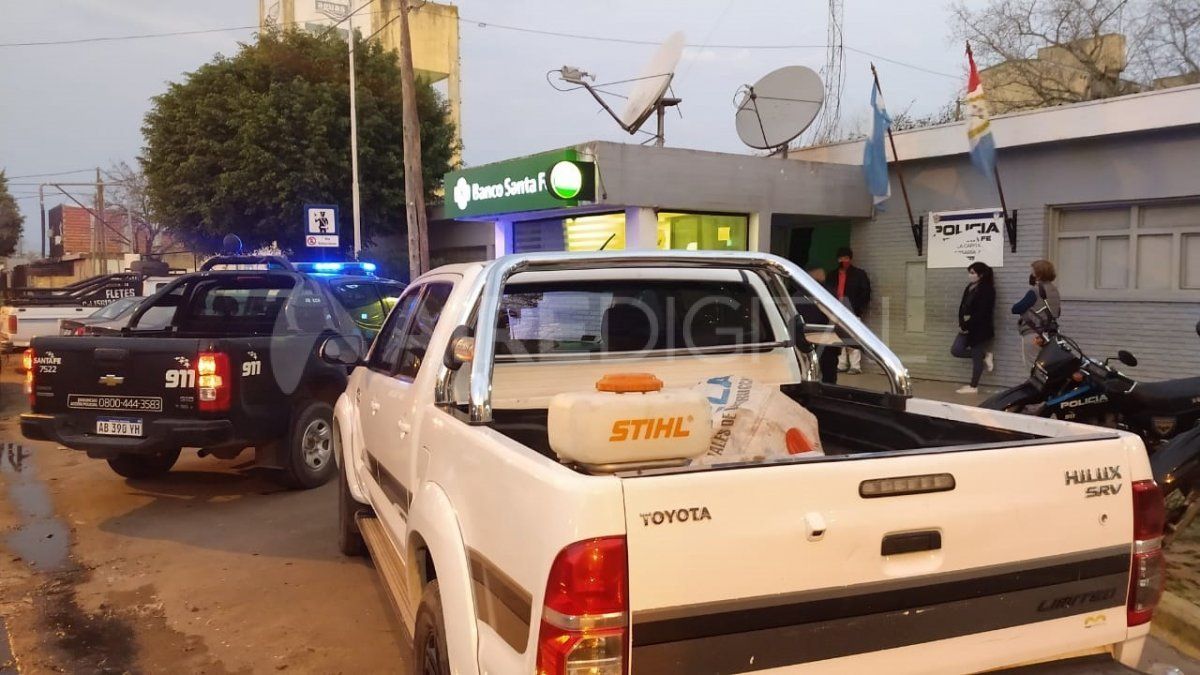 En la parte trasera de la camioneta había un bidón de nafta, una pala y rociadores. 