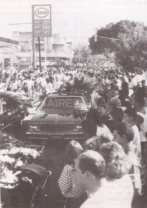 Más de 60 mil personas despidieron a Monzón en el Hall Central de la Municipalidad de Santa Fe. En la foto, la imagen del féretro recorriendo Avenida Freyre.