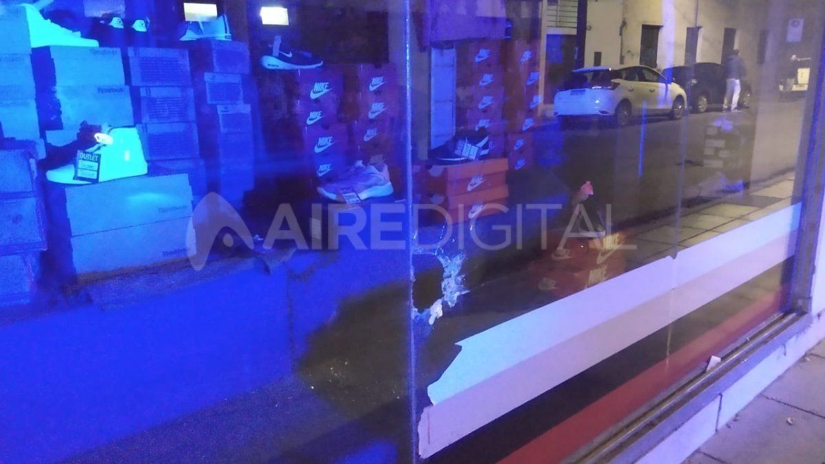 Por un hueco en la vidriera robaron lo que tenían a su alcance