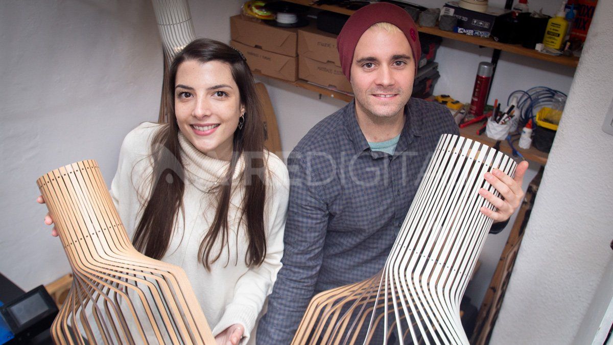 La pareja tiene un taller donde fabrican las lámparas en un cuarto de su casa.