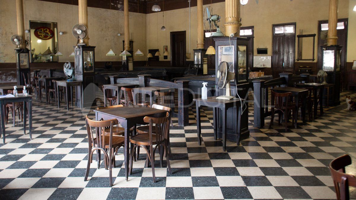 El Café Tokio Norte es como una máquina del tiempo en medio de la ciudad de Santa Fe.