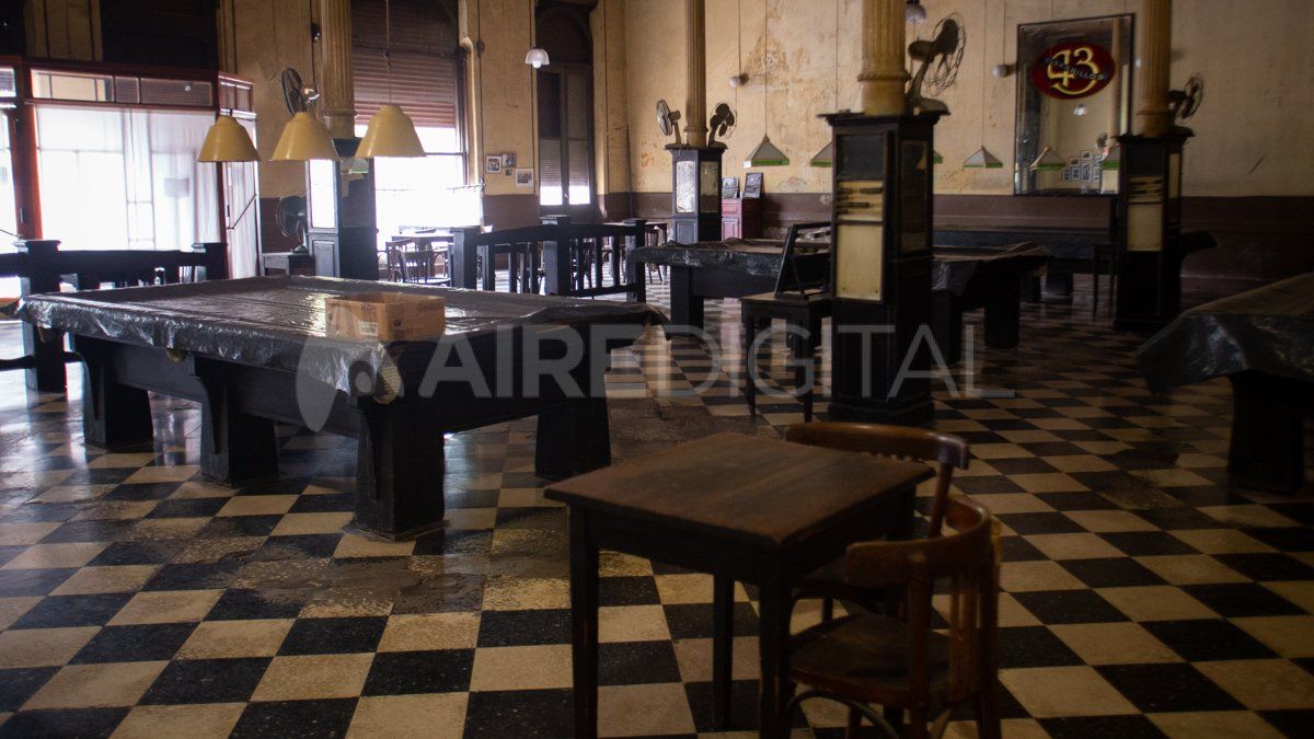 Las mesas de billar se conservan tapadas en el interior del bar Tokio, como esperando que alguien venga a jugar sobre ellas.