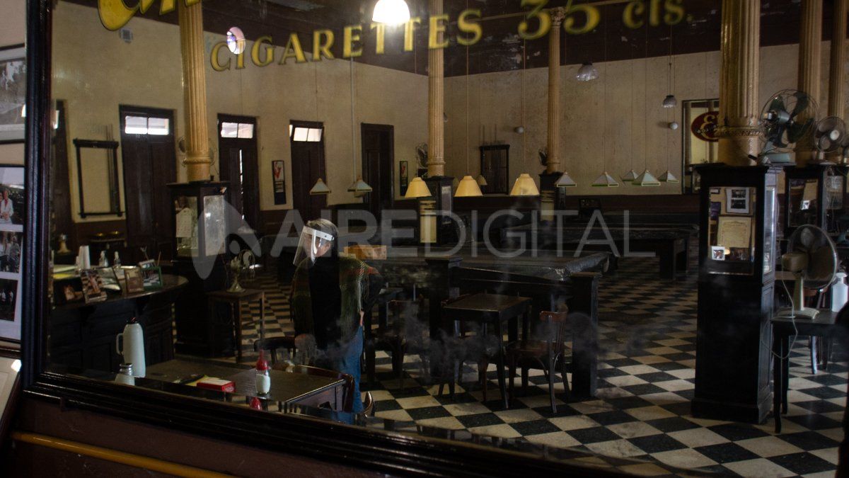 El Café Tokio Norte conserva las mesas de billar, las sillas y los mismos gatos de toda la vida.