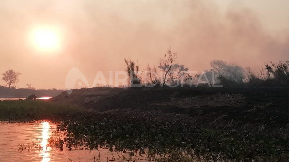 Aseguran que hay entre 20 y 30 focos de incendio en el valle de inundación del Paraná, donde se encuentra el humedal Jaaukanigás.