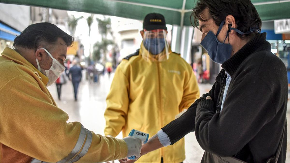 En otros puntos de la ciudad de Santa Fe se vienen realizando distintos controles de coronavirus. 