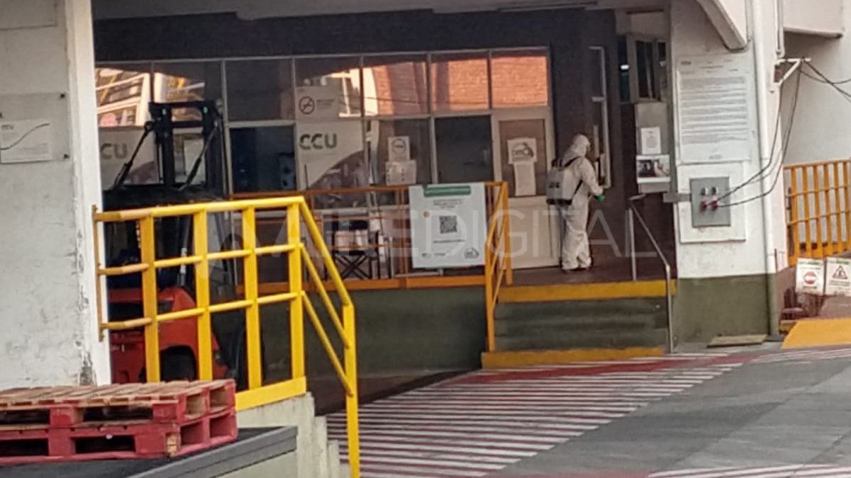 Todas las medidas de prevención y seguridad se toman este domingo en la fábrica tras conocerse el caso positivo de covid.