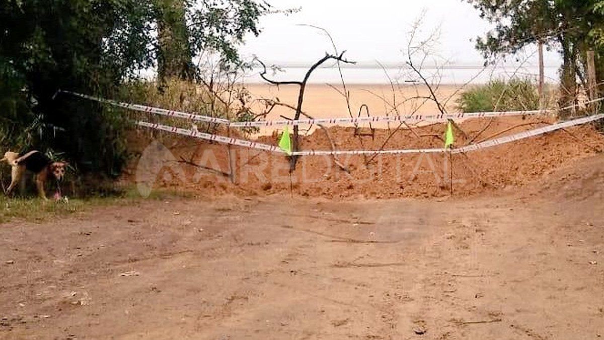 Desde la comuna clausuraron todas las bajadas a la playa, y las bloquearon con montañas de tierra y ramas. 