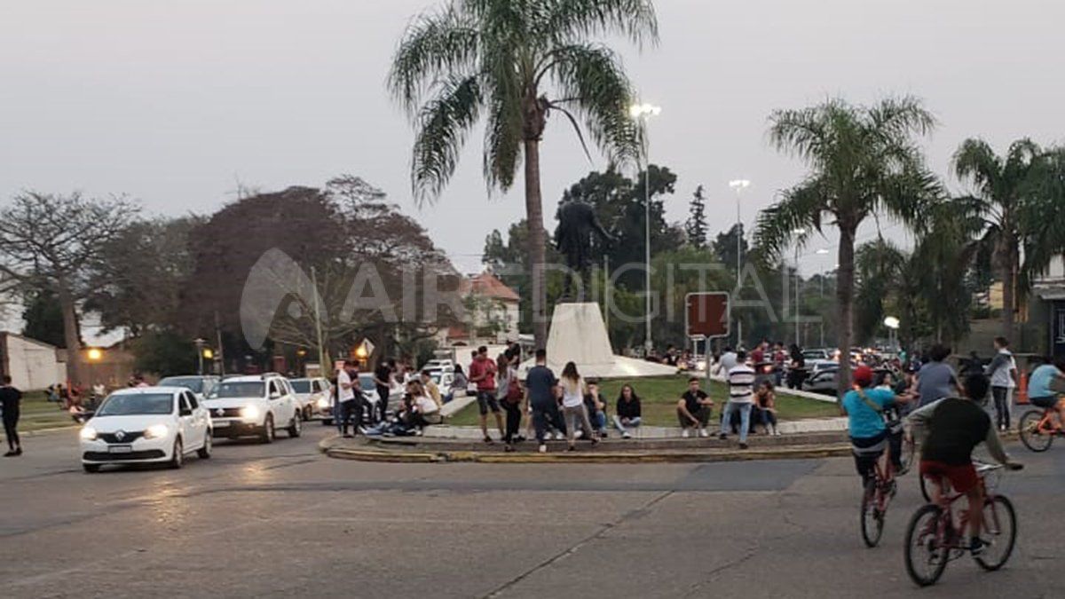 Muchos jóvenes se reunieron en la costanera pese al pedido de distanciamiento de las autoridades sanitarias ante el brote de casos de coronavirus en la ciudad.