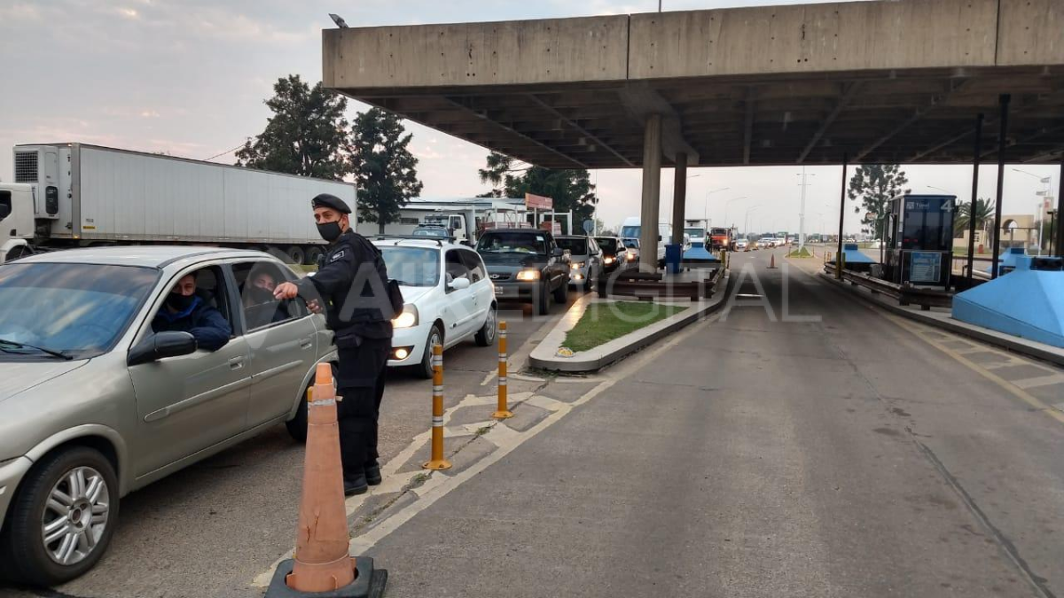 Muchos automovilistas de Paraná debieron volver a su ciudad por no contar con el hisopado negativo exigido por Santa Fe