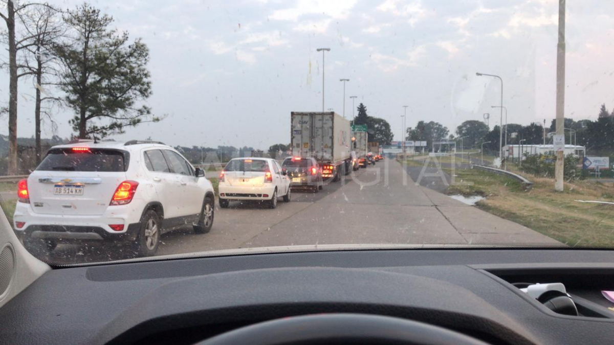 Los oyentes de Aire de Santa Fe enviaron sus fotos cuando fueron sorprendidos por la cola de vehículos y las demoras en el paso hacia Santa Fe
