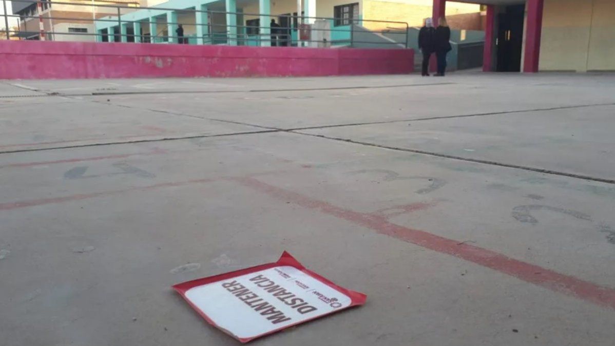 Cartel de Distanciamiento Social en una escuela de San Juan.