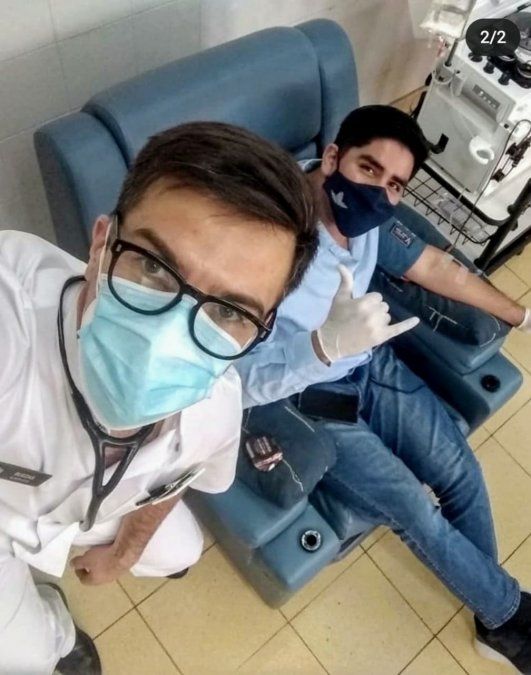 Facundo junto a Miguel Buezas, el médico que siguió su evolución hasta el día del alta.