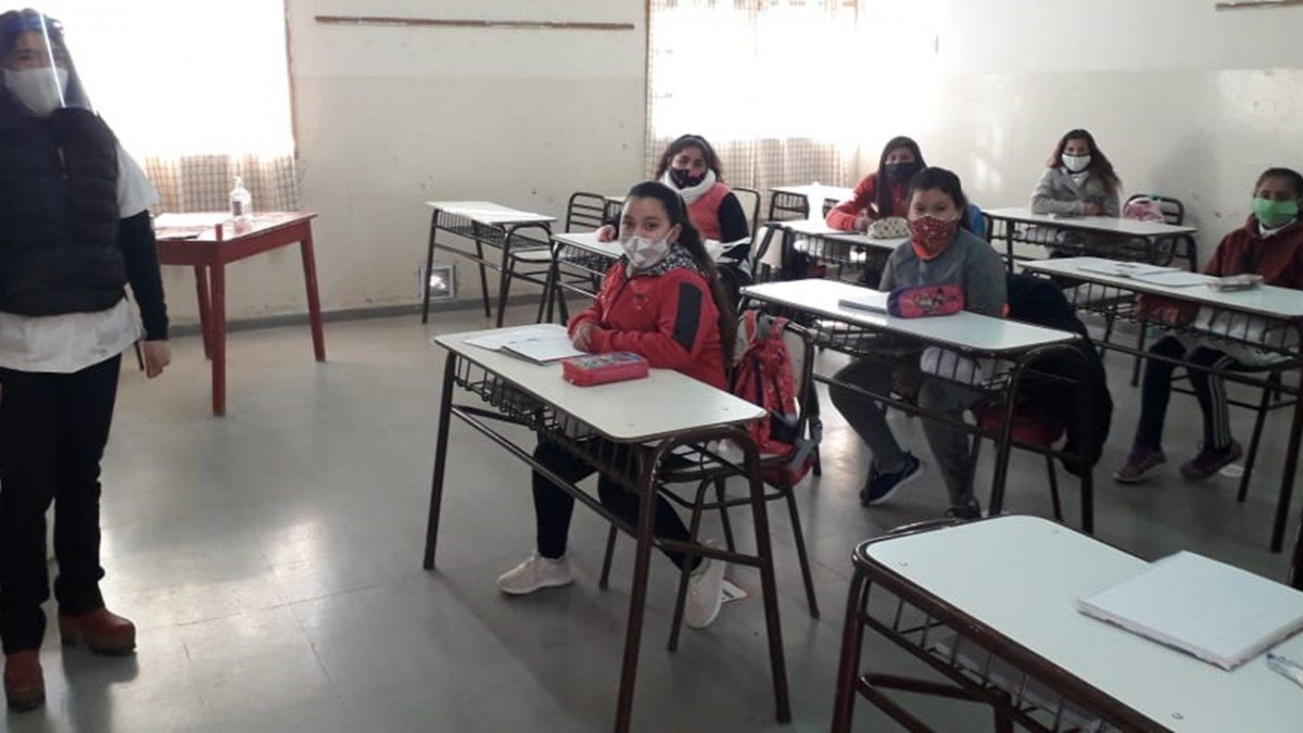 El regreso a las aulas se da con nuevos hábitos, de ahora en más el personal de seguridad de los establecimientos educativos debe medir la temperatura corporal tanto el personal docente, no docente como a los alumnos.
