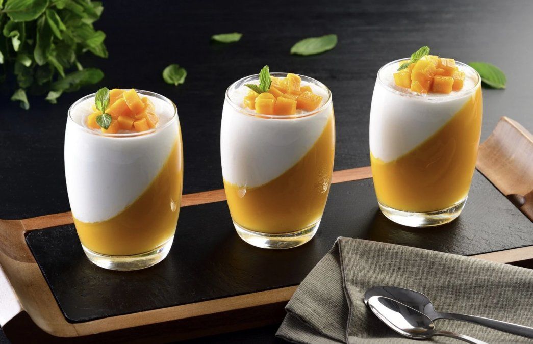 Postre de gelatina light de durazno y yogurth.