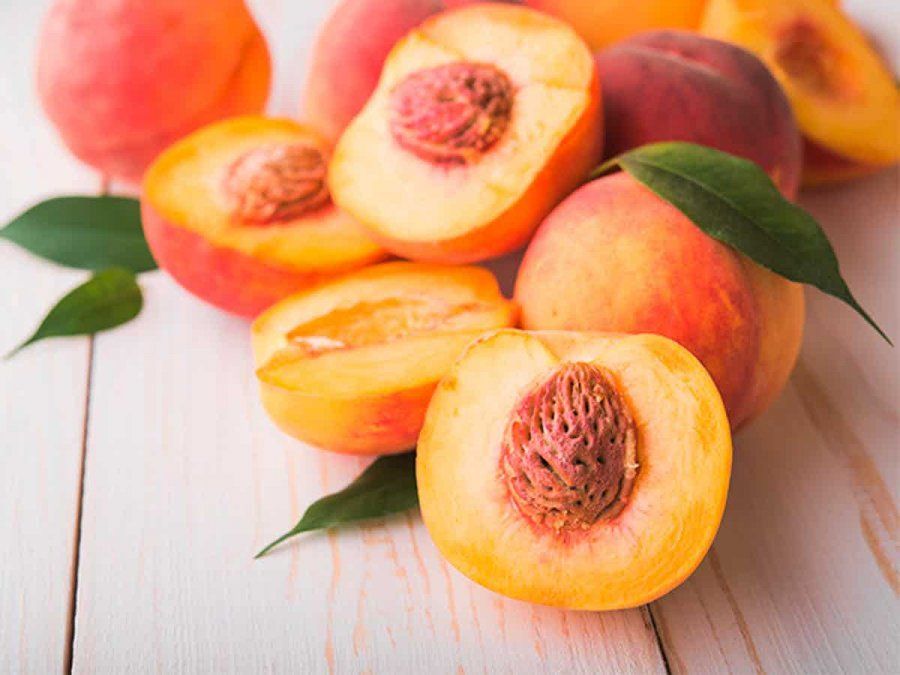 Duraznos naturales para darle sabor al postre de gelatina light.