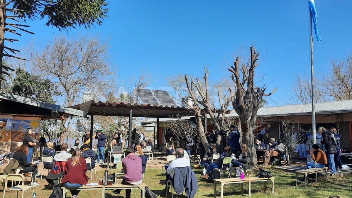 Cerca de 20 concejales mantuvieron la reunión en el patio de la escuela isleña.