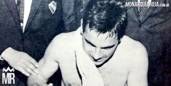 Mario Rodríguez festeja en el vestuario el campeonato junto al resto del plantel. Foto: Monarquía Roja.