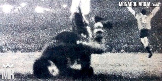 El arquero de Nacional derrotado. ‘Mariulo’ festejaba su gol. Independiente se convertía en el primer equipo argentino que ganaba una Libertadores.