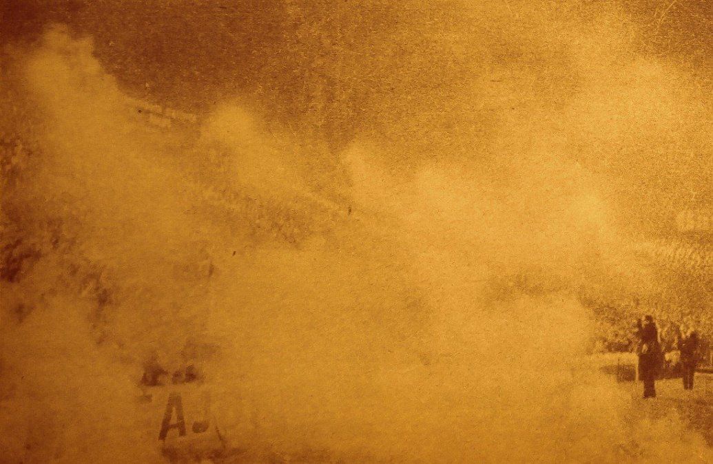 Ingreso de Independiente a la Doble Visera, en Avellaneda. No se podía ver nada debido a las bengalas. Foto: @SoyDelRojoCom