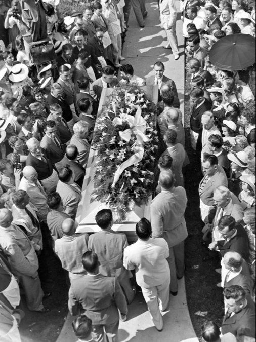 A su funeral asistieron 40 mil personas, su ataúd medía 3 metros y fue llevado por 16 hombres