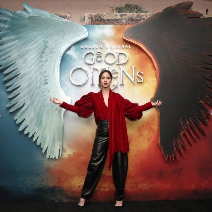  Adrìa Arjona Torres es una actriz puertorriqueña y Guatemalteca conocida por sus papeles en las series de televisión True Detective, Person of Interest y Good Omens donde interpreta a Anathema Device basada en el personaje del libro Good Omens.