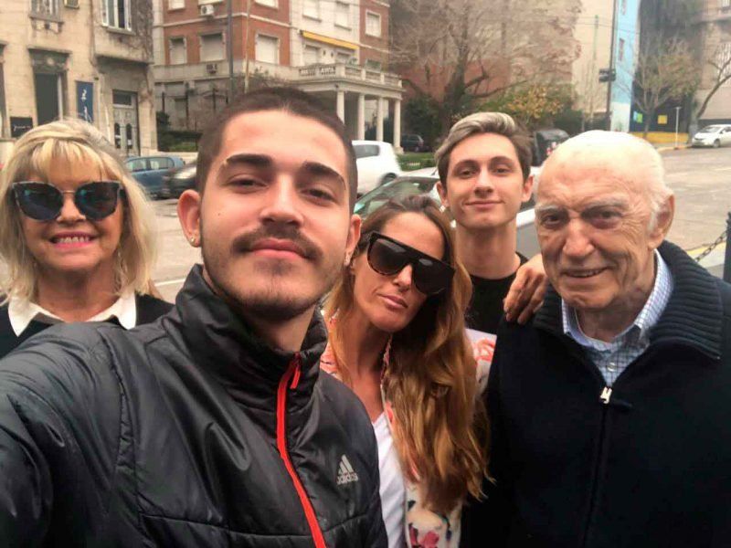 La última foto familiar, tomada el Día del Padre: Liliana Caldini (ex de Cacho), Lucas Straccia (el hijo de Lumila Fontana), Antonella, su hijo Joaquín Güerri y el locutor (en verdad llamado Norberto Palese).