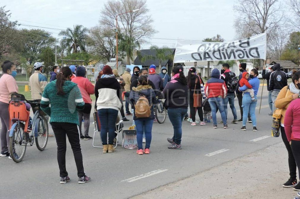 solicitan la bajada de servicios como luz eléctrica, ya que hace varios días se quedaron sin el suministro, que les era proporcionado por vecinos y luego decidieron cortárselo.