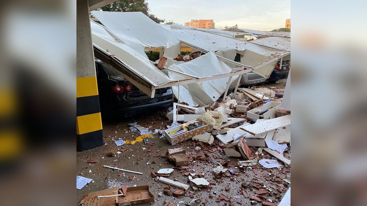 Las autoridades acordonaron el área y desalojaron el edificio mientras determinan su la estructura es segura