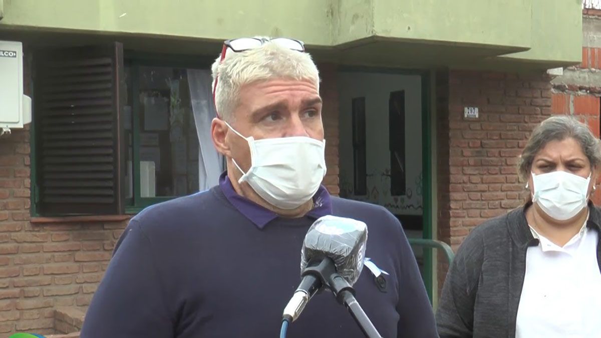 Marcelo Palou es el único médico en Cañada del Ucle. Además, tiene un consultorio privado en Firmat.