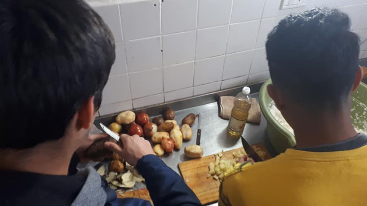 Todos los sábados los jóvenes cocinan para más de 300 familias carenciadas del barrio.