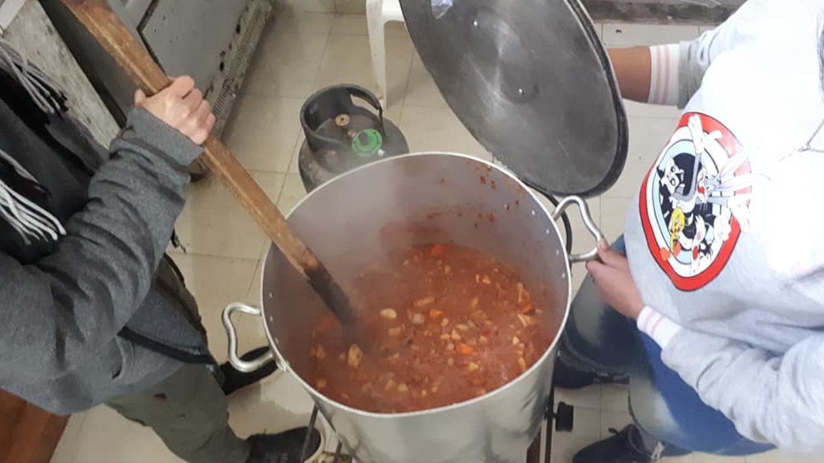 Con un divertido video los integrante del grupo Scout de Barrio La Loma lanzó una campaña para poder recolectar alimentos y seguir cocinando para las familias necesitadas del barrio.