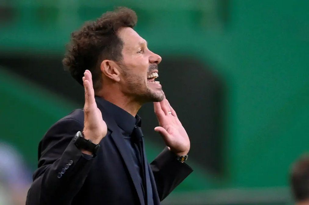 El DT del Atlético de Madrid, Diego Simeone, reclamando el VAR durante una jugada polémica durante el transcurso del primer tiempo.