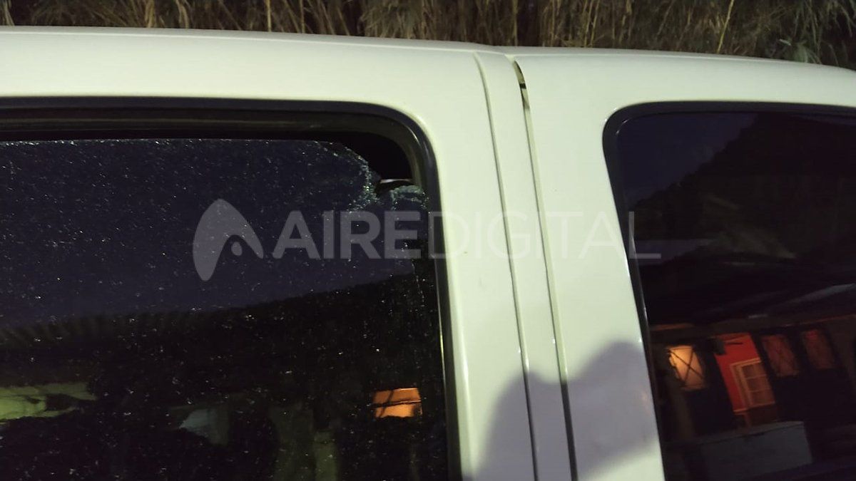 La ventanilla de la camioneta con un impacto de bala.