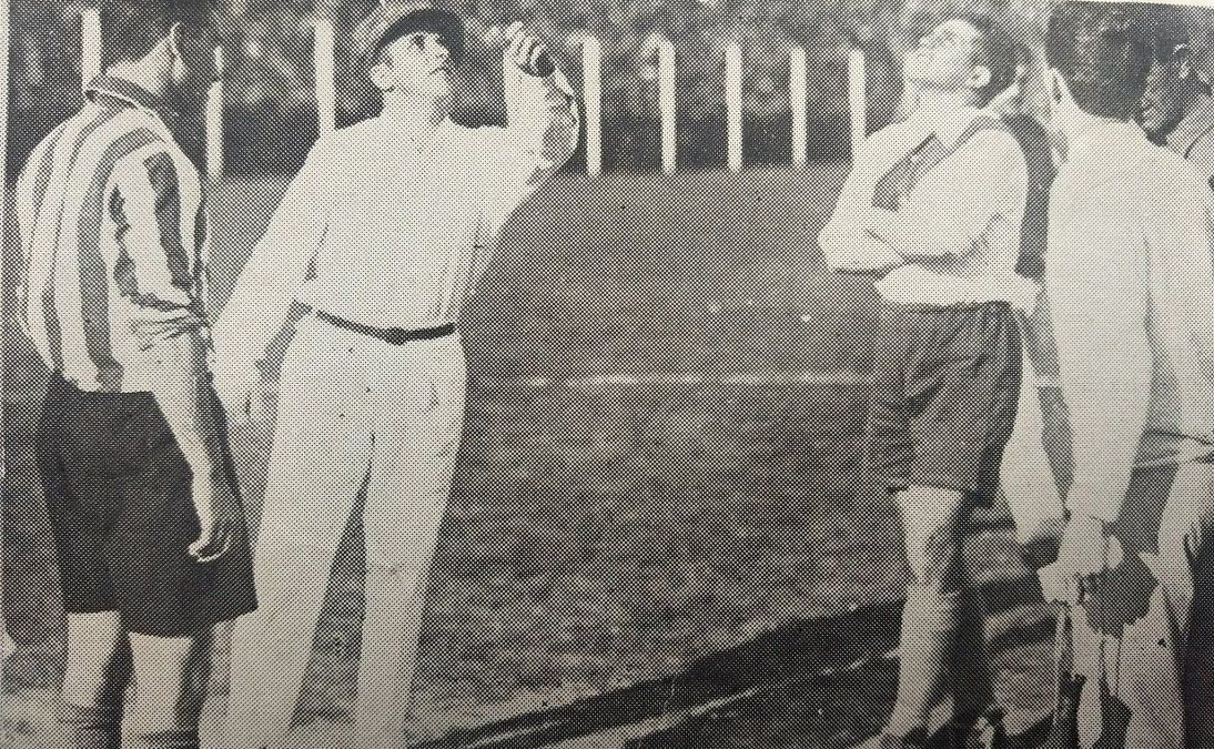 14 de agosto de 1932. El árbitro De Angelis arroja la moneda al aire en 1 y 57. Nolo y Bernabé esperan cara o seca. Foto: Carlos Aira.