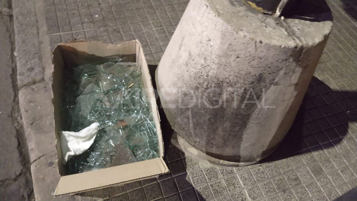 Vandalizaron el frente de un comercio en Bulevar y Urquiza