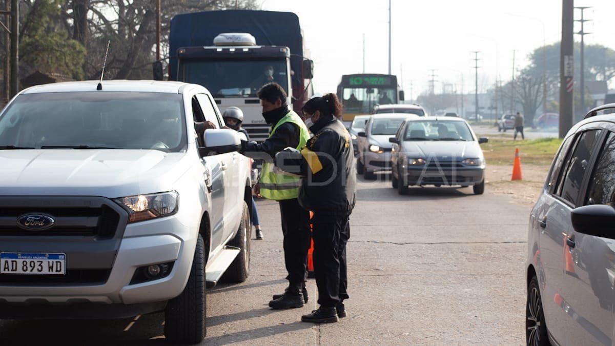 Controles en el acceso a la localidad de Monte Vera, que ya tiene 54 casos de coronavirus.